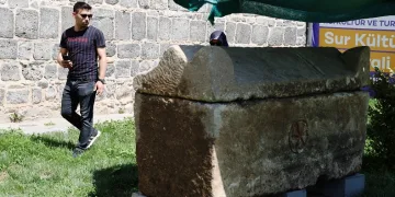 Diyarbakır’ın 12 bin yıllık tarihinde ilk kez lahit mezar bulundu