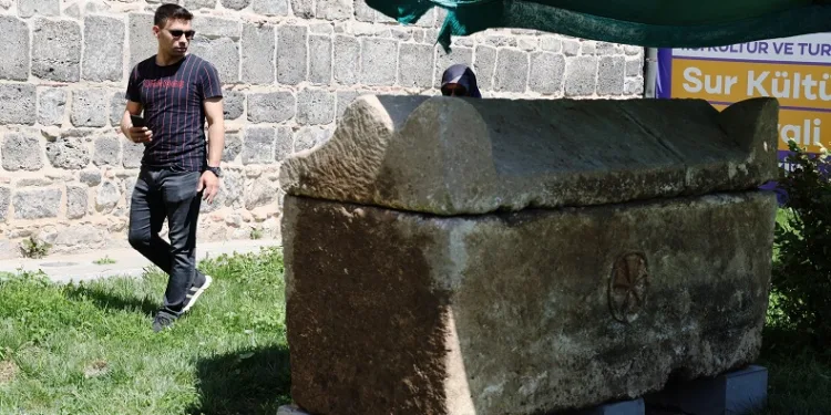 Diyarbakır’ın 12 bin yıllık tarihinde ilk kez lahit mezar bulundu