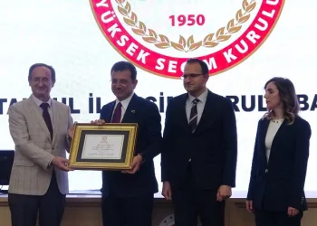 İstanbul Büyükşehir Belediye Başkanı Ekrem İmamoğlu mazbatasını aldı