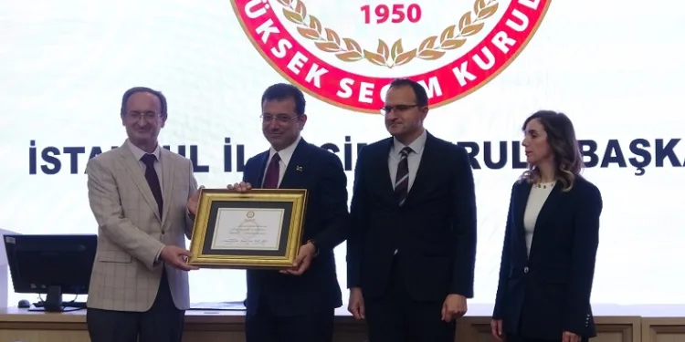 İstanbul Büyükşehir Belediye Başkanı Ekrem İmamoğlu mazbatasını aldı