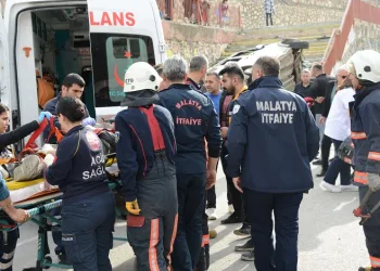Kontrolden çıkan hafif ticari araç okul bahçesine uçtu