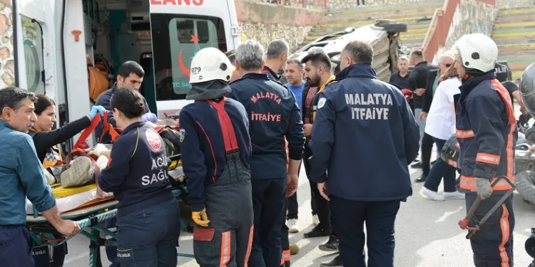 Kontrolden çıkan hafif ticari araç okul bahçesine uçtu