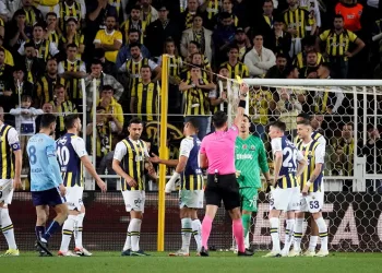 Fenerbahçe’de Oosterwolde ve Szymanski cezalı duruma düştü
