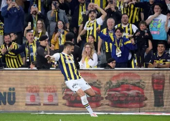 Dusan Tadic’ten orta sahadan gol