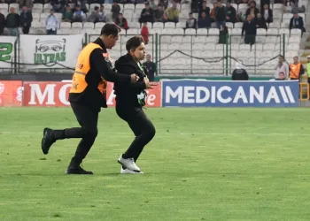 Konyaspor – Trabzonspor maçında sahaya taraftar girdi