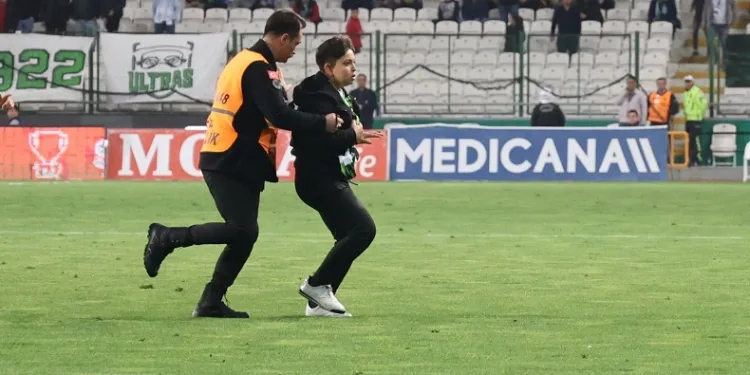 Konyaspor – Trabzonspor maçında sahaya taraftar girdi