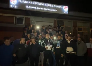 Trabzonspor taraftarları Trabzon’daki TFF binası önünde toplandı