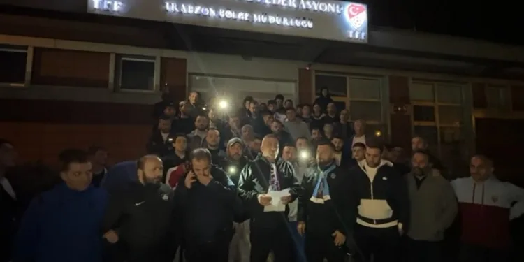 Trabzonspor taraftarları Trabzon’daki TFF binası önünde toplandı