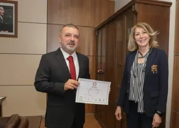 Sincan’da yeniden belediye başkanı seçilen Murat Ercan mazbatasını aldı
