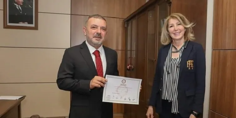 Sincan’da yeniden belediye başkanı seçilen Murat Ercan mazbatasını aldı
