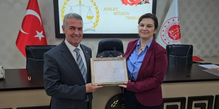 Buharkent Belediye Başkanı Mehmet Erol mazbatasını aldı