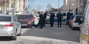 Cezaevi firarisi, eşini öldürmek için gittiği evde polisi görünce kendini vurdu