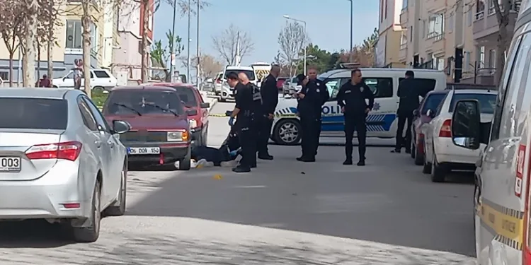 Cezaevi firarisi, eşini öldürmek için gittiği evde polisi görünce kendini vurdu