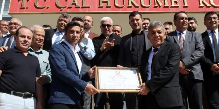 Ahmet Hakan mazbatasını aldı