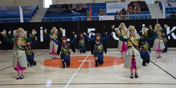 Halk Oyunları Grup Müsabakaları renkli görüntülerle sona erdi