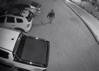Şırnak’ta şüpheli ile polis arasındaki kovalamaca güvenlik kamerasına yansıdı