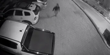 Şırnak’ta şüpheli ile polis arasındaki kovalamaca güvenlik kamerasına yansıdı