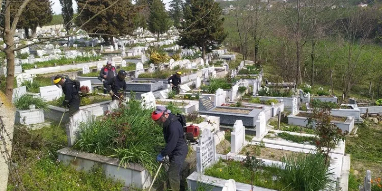Ordu’da şehitlik ve mezarlıklarda bayram temizliği
