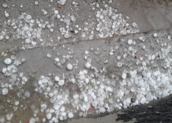 Fındık büyüklüğünde dolu yağdı