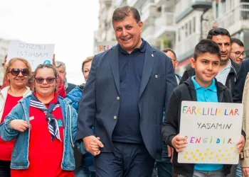 İzmir Büyükşehir Belediye Başkanı Dr. Cemil Tugay 2’nci İzmir Otizm Yürüyüşü’ne katıldı