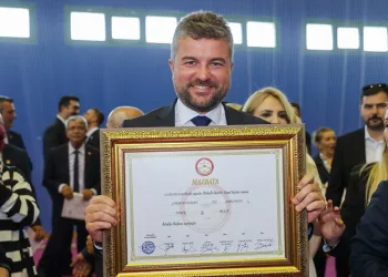 Buca’da Başkan Görkem Duman mazbatasını aldı