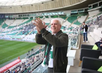 Bozbey tribündeki yerini aldı
