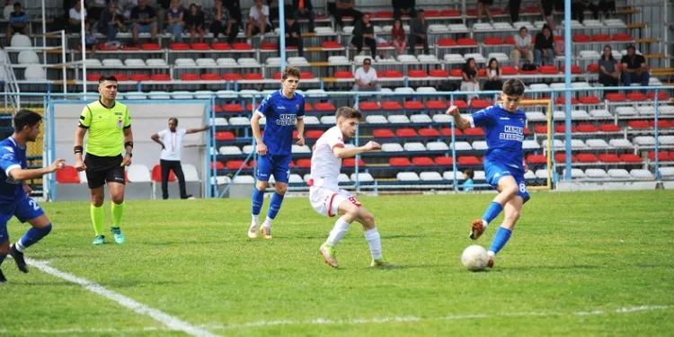 Kemer Belediye Spor evinde galip geldi