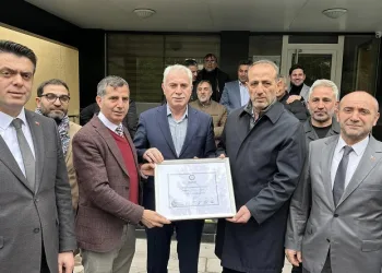 Bayburt Belediye Başkanı Mete Memiş mazbatasını aldı