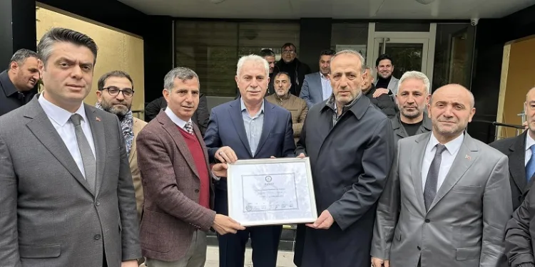 Bayburt Belediye Başkanı Mete Memiş mazbatasını aldı