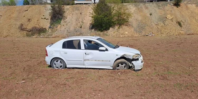 Malatya’da otomobil şarampole devrildi