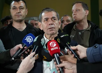 Galatasaray Başkanı Dursun Özbek: “Bu çocukları neden kendi amaçlarınıza alet ediyorsunuz”