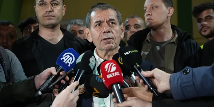 Galatasaray Başkanı Dursun Özbek: “Bu çocukları neden kendi amaçlarınıza alet ediyorsunuz”
