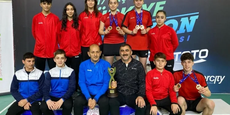 Erzincanlı badmintoncular 4 farklı branşta Türkiye şampiyonluğu kazandı