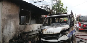 Çocukların ateşle oyununda gecekondu ve kamyonet küle döndü