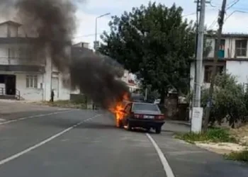 Seyir halindeki otomobil alev alev yandı