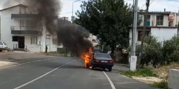 Seyir halindeki otomobil alev alev yandı
