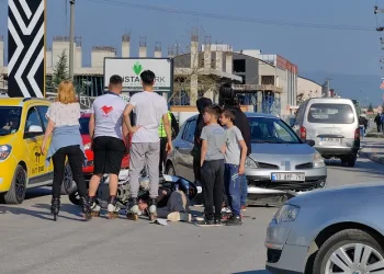Bursa’da iki otomobile çarpan motosiklet sürücüsü yaralandı