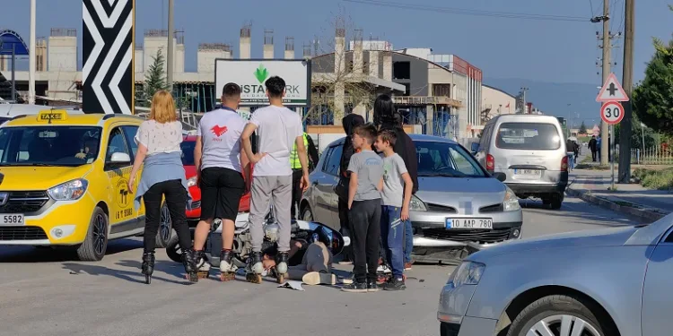 Bursa’da iki otomobile çarpan motosiklet sürücüsü yaralandı