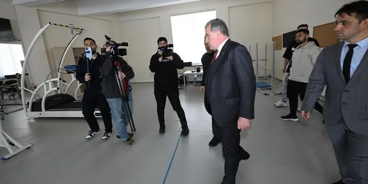 Bakan Bak’tan Sporcu Sağlığı ve Performansı Merkezi’ne övgü