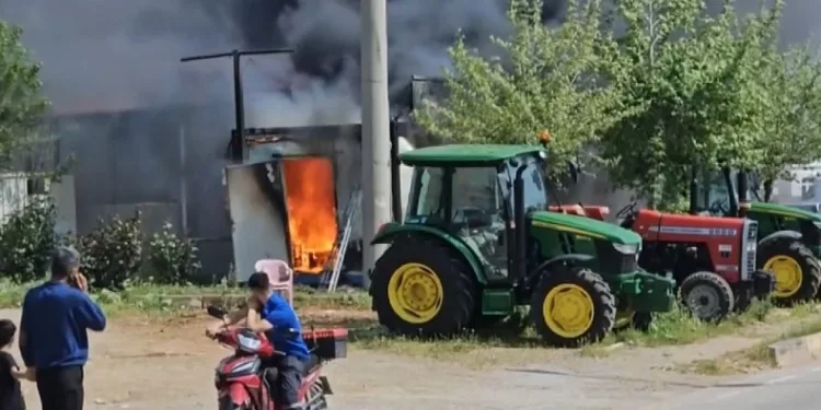 Konteynerde çıkan yangın paniğe neden oldu