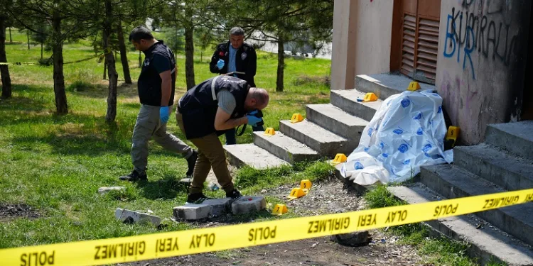Boşanma aşamasındaki eşi tarafından öldürüldü