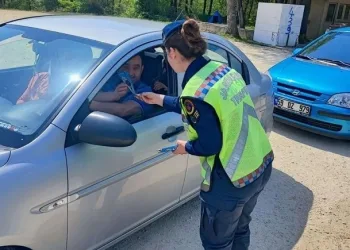 Kırklareli’nde Jandarma, sürücüleri hem denetledi hem bilgilendirdi