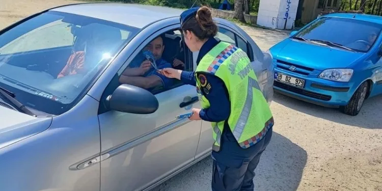 Kırklareli’nde Jandarma, sürücüleri hem denetledi hem bilgilendirdi