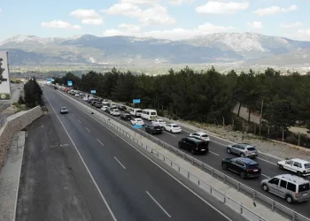 Tatilcilerin araç kuyruğunun sonu görünmüyor