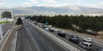 Tatilcilerin araç kuyruğunun sonu görünmüyor