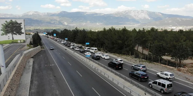 Tatilcilerin araç kuyruğunun sonu görünmüyor