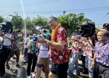 Tayland’da su festivali renkli görüntülerle başladı