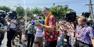 Tayland’da su festivali renkli görüntülerle başladı