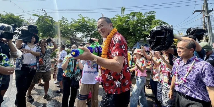 Tayland’da su festivali renkli görüntülerle başladı