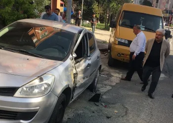 El frenini çekmeyi unutunca 3 araca çarptı